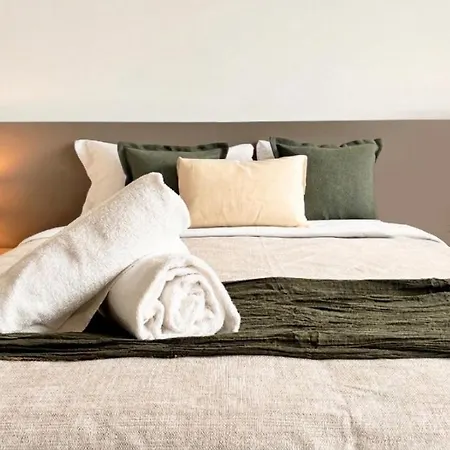 Quarto em Acomodações Particulares 威尼斯mestre市中心新装修独立卫浴阳台双人房 *